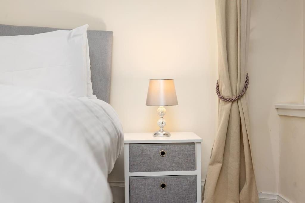 Two Bedroom Apartment-Central Edinburgh-Old Town-Licensed מראה חיצוני תמונה